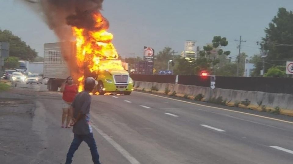 La Mesa de Coordinación Estatal para la Construcción de Paz y Seguridad confirmó que sujetos armados detuvieron e incendiaron tres tráiler