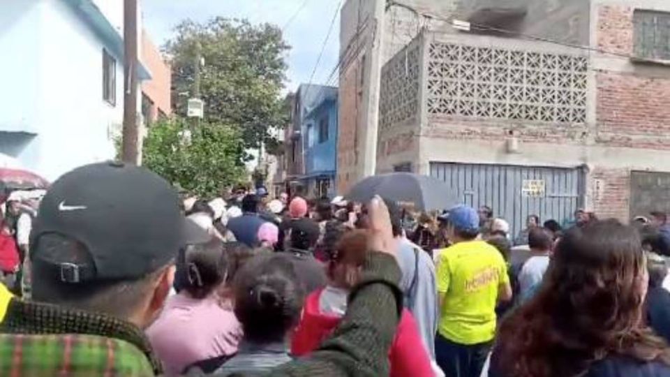 Vecinos de la colonia Santa Clara en Ecatepec exigen agua.