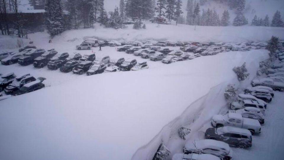 Los hechos ocurren mientras la tormenta invernal azota California.