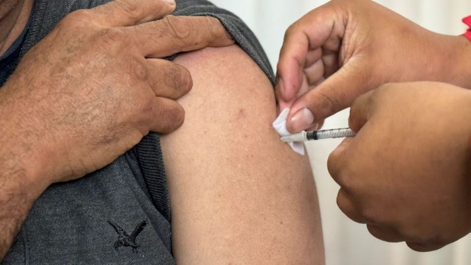 Aplican vacuna Covid-19 e influenza en la entidadº