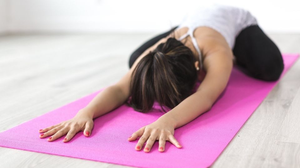 Aprende esta rutina de ejercicios para practicar Yoga