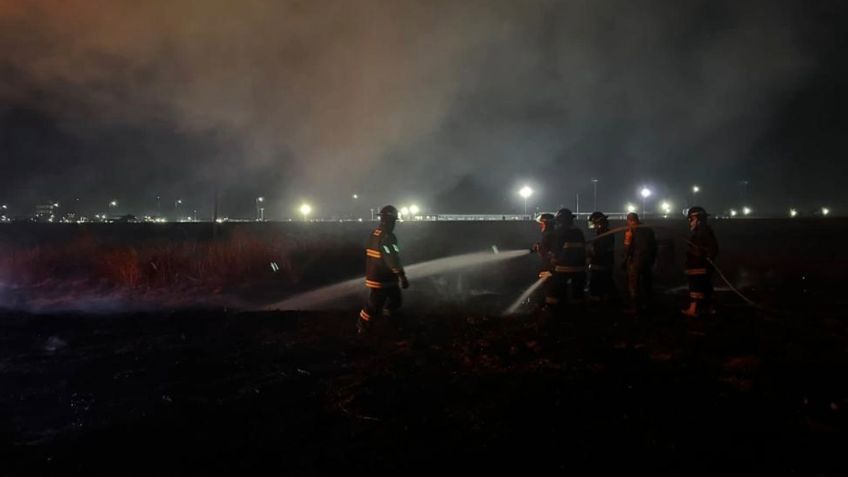 Incendio arrasa pastizales en las inmediaciones del AIFA