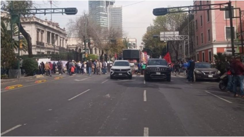 Tres horas de bloqueos en Reforma y Bucareli desquician la zona centro de CDMX: alternativas viales