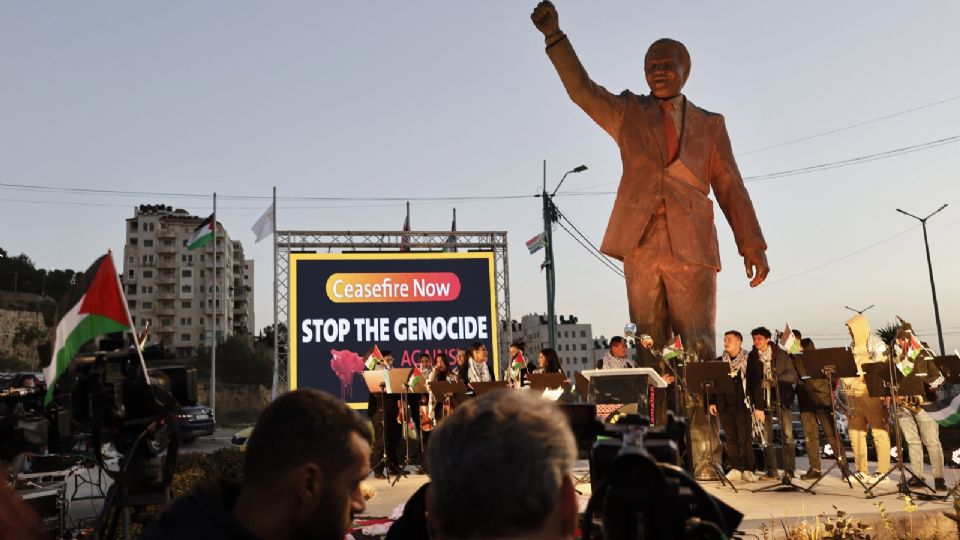 Decenas de personas se reunieron en la plaza Nelson Mandela de Ramallah para celebrar la decisión del gobierno sudafricano.