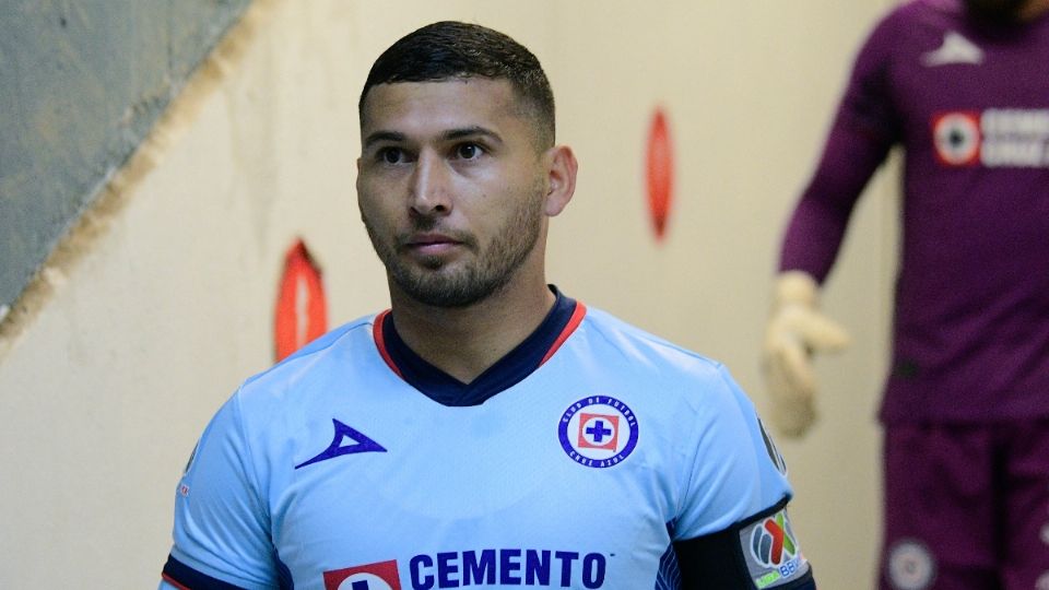 Juan Escobar es baja de Cruz Azul, tras pelea.