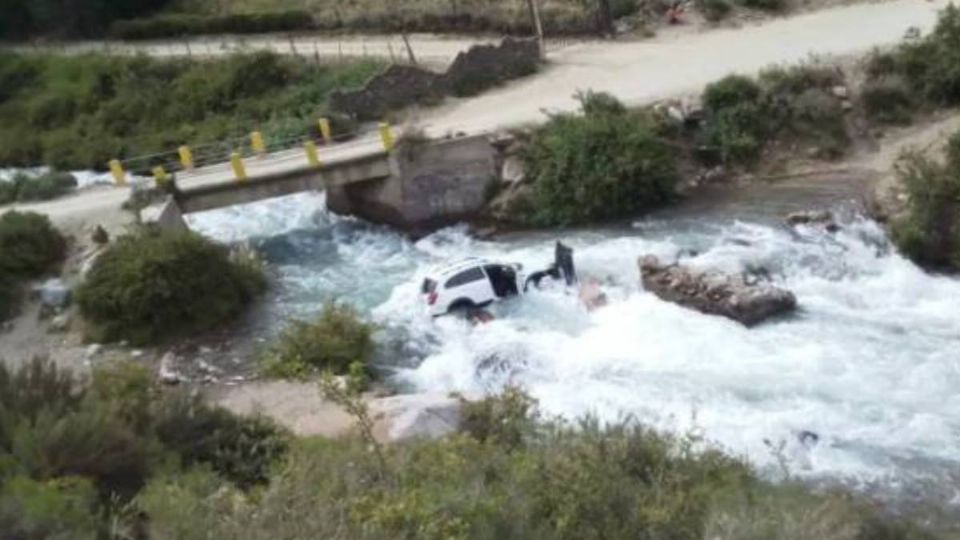 La mujer fue llevada por la corriente del agua tras abrir la puerta del carro.