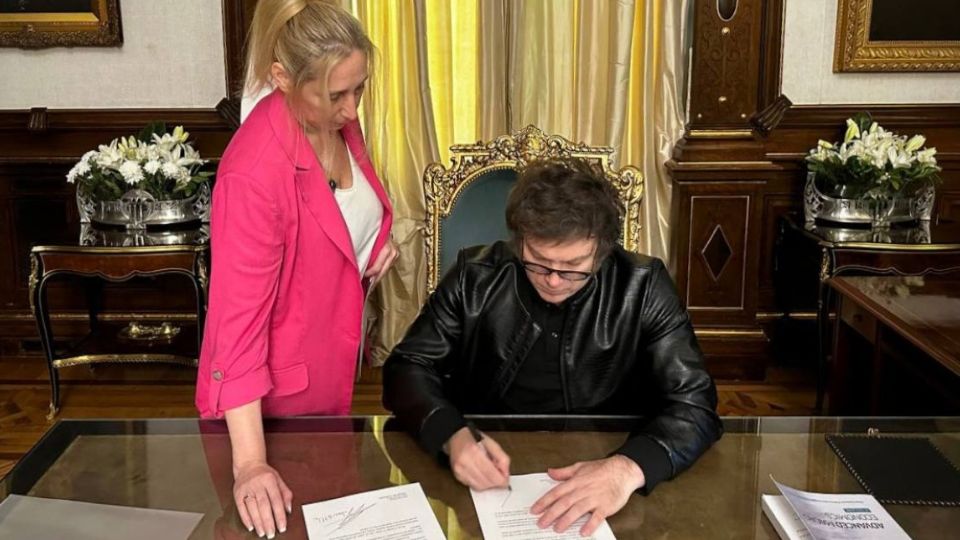 Javier Milei, presidente de Argentina firmando la invitación al papa.