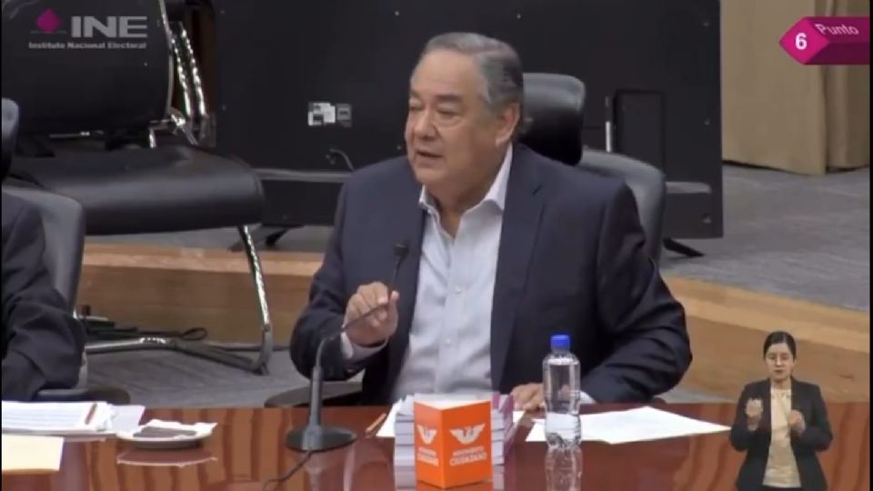 Juan Manuel Castro Rendón, durante la sesión del INE.