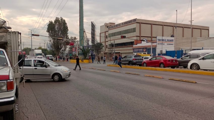 Vecinos cierran la López Portillo en Tultitlán y provocan un gran caos vial; acusan que derrumbaron sus casas