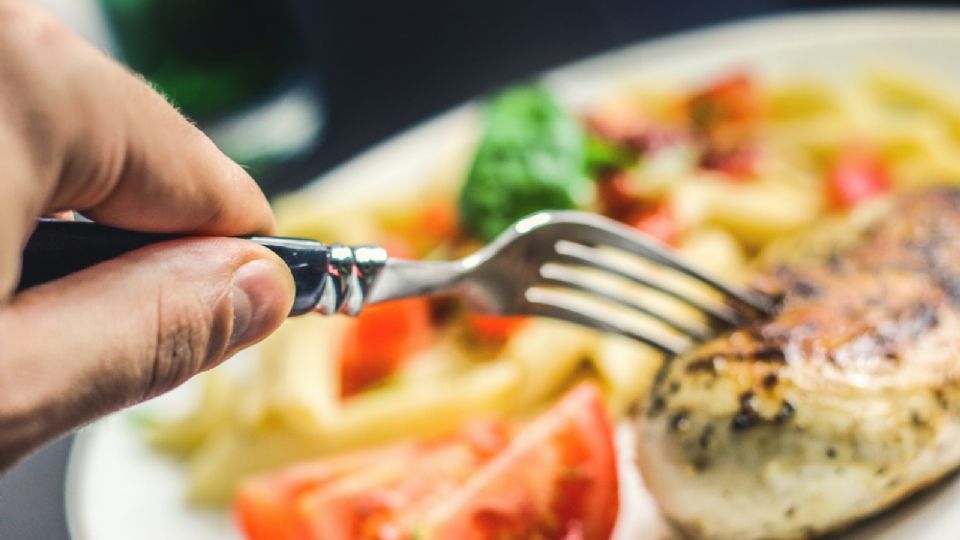 Elegir una hora adecuada para cenar antes de dormir es vital para mejorar la calidad del sueño.