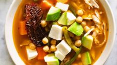 Delicioso y fácil: aprende a preparar un rico caldo Tlalpeño con queso Oaxaca y garbanzos