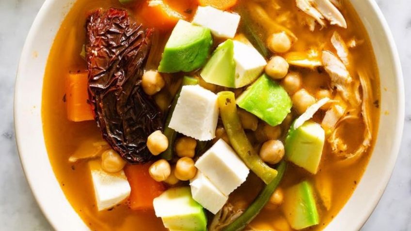 Delicioso y fácil: aprende a preparar un rico caldo Tlalpeño con queso Oaxaca y garbanzos