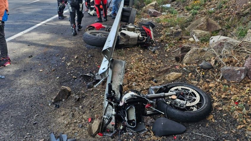 Autobús de pasajeros a exceso de velocidad impacta a motociclistas en carretera de Jalisco