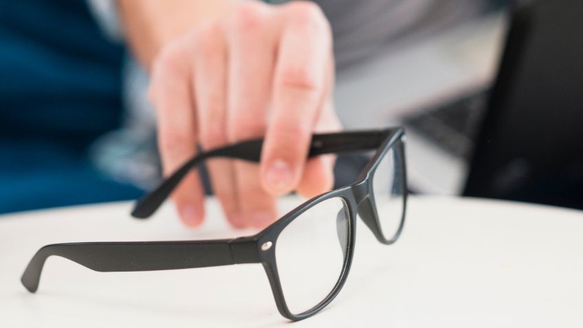 2 ingredientes caseros para limpiar y evitar que se empañen tus lentes