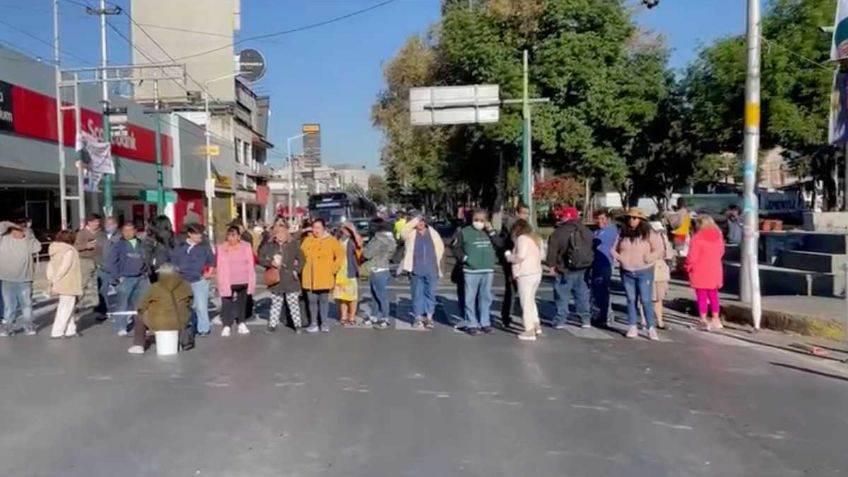 Bloqueo en Glorieta de Camarones: comerciantes de Azcapotzalco impiden el paso