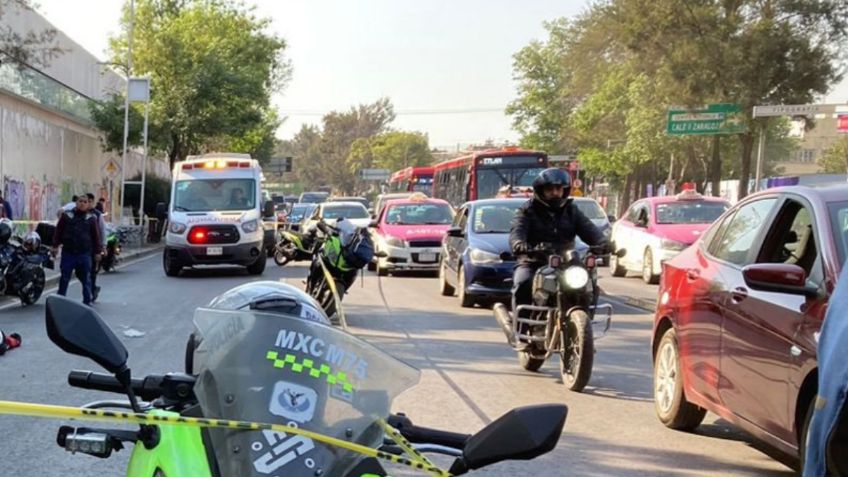 Impactan a motociclista en el Eje 1 Norte y muere tras chocar contra un poste