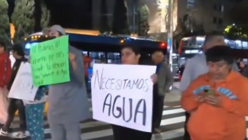 Bloquean lateral de Circuito Interior por falta de agua