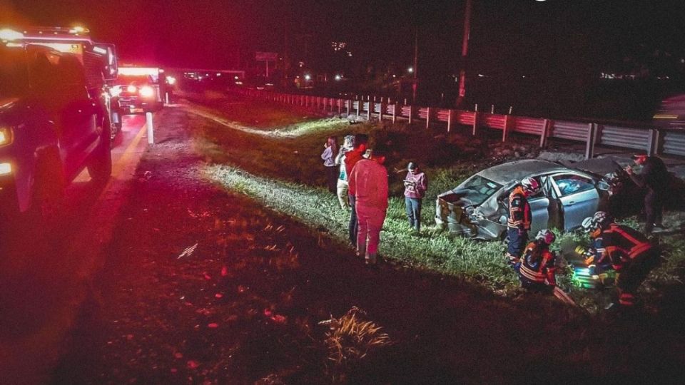 Uno de los vehículos salió de la ruta y terminó impactando contra el muro de seguridad.