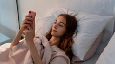 Estos son los riesgos poco conocidos de utilizar el celular antes de dormir