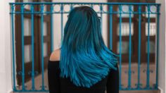 Estudiante gana amparo contra su escuela para asistir con el cabello pintado de azul