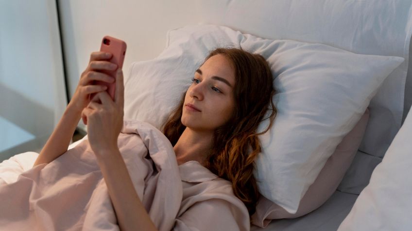 Estos son los riesgos poco conocidos de utilizar el celular antes de dormir