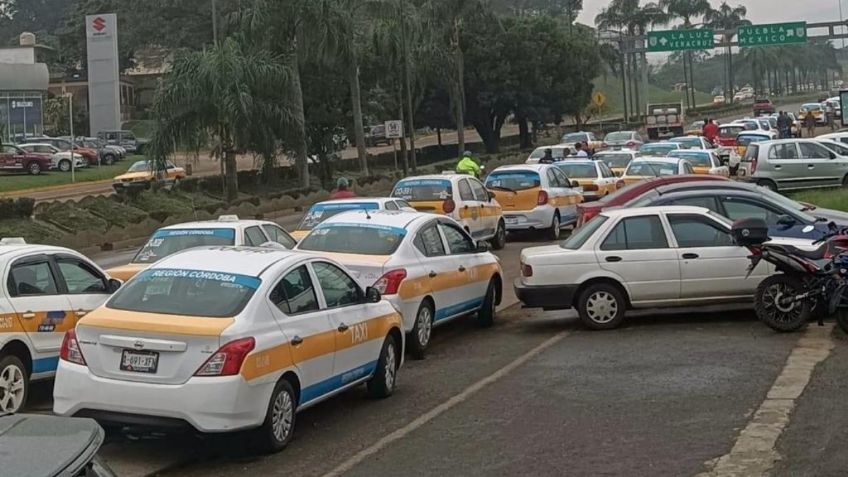 Cientos de taxistas bloquean carreteras en la zona centro de Veracruz: exigen alto a los "moches"