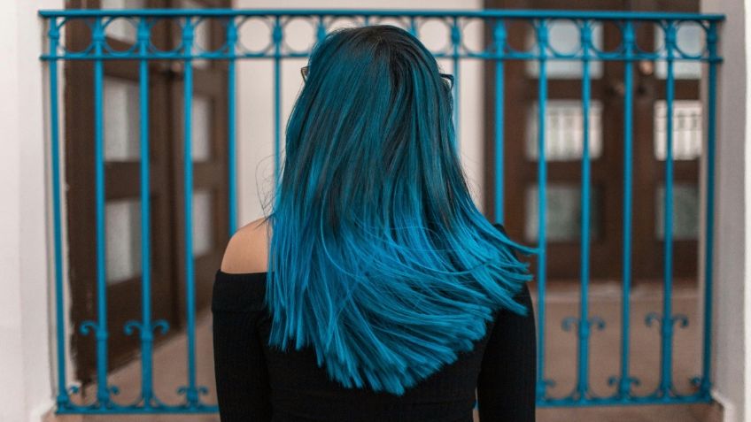 Estudiante gana amparo contra su escuela para asistir con el cabello pintado de azul