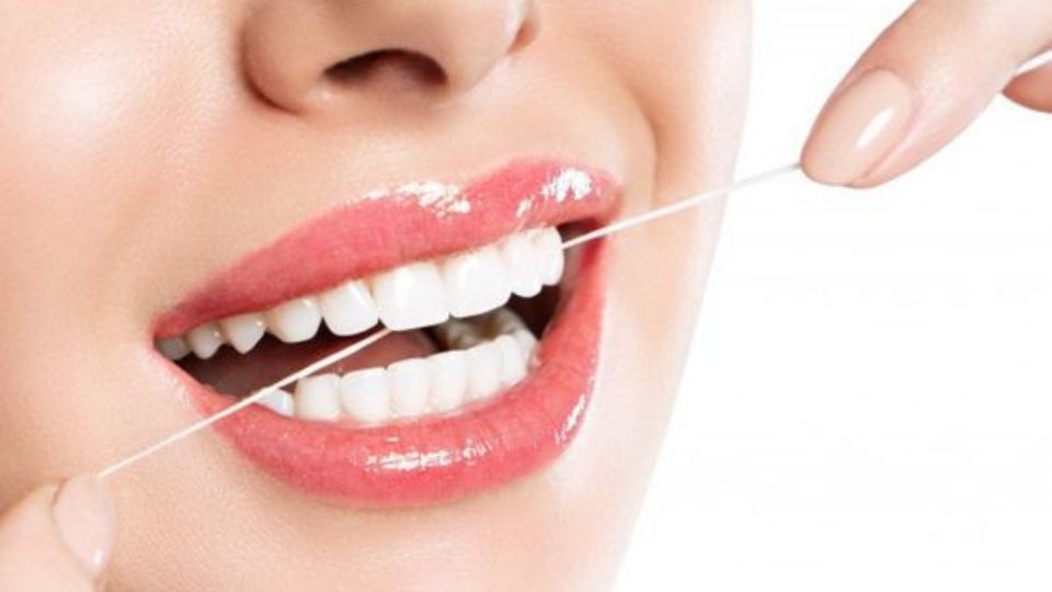 El trucazo para limpiar tus dientes con hilo dental que pocos saben