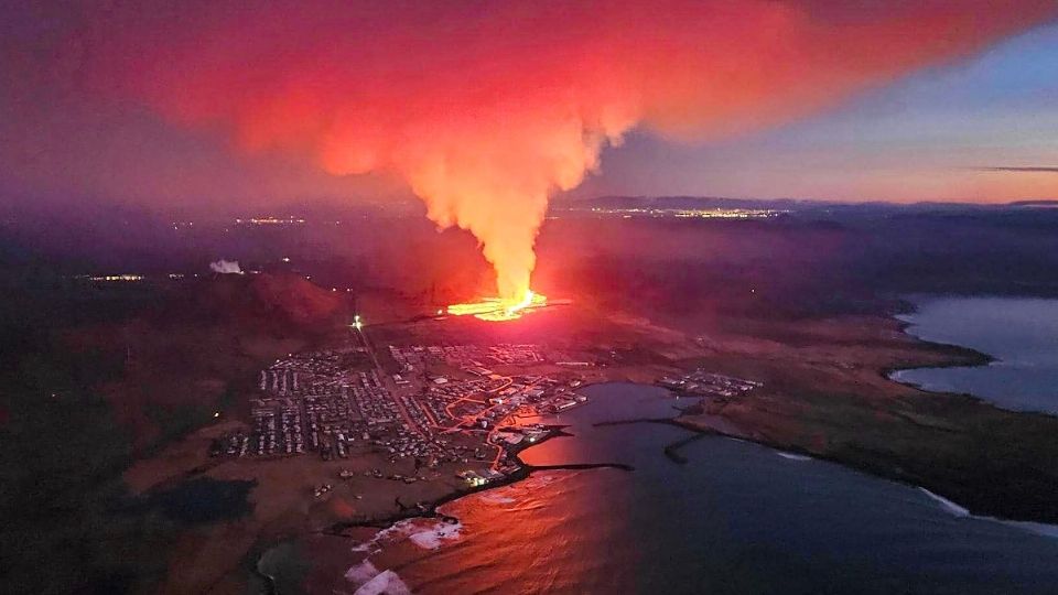 La erupción provocó la apertura inicialmente de una fisura a 900 metros de Grindavík, en la península de Reykjanes.