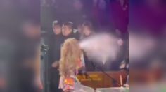 Gloria Trevi les escupe agua a sus fans en pleno concierto | VIDEO