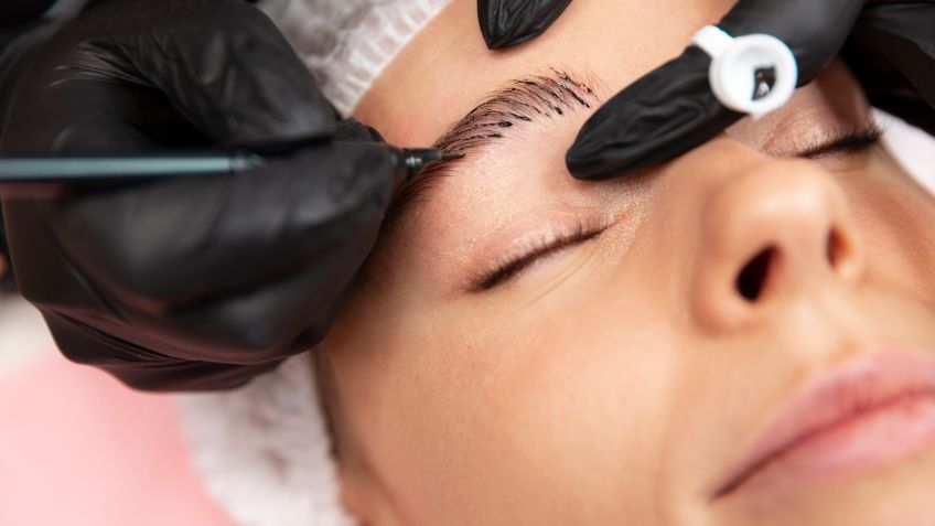 ¿Dónde realizarte un tatuaje o microblading? Cofepris ofrece estas recomendaciones