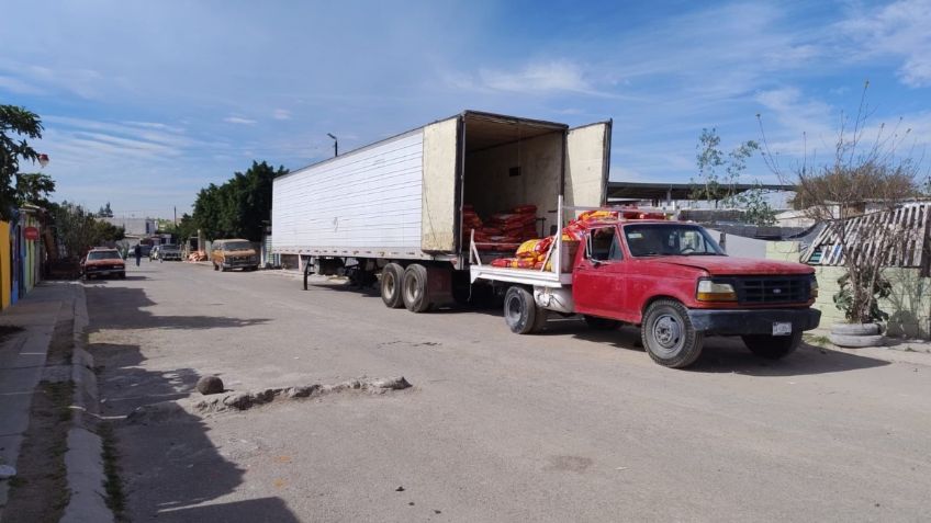 Detienen a 4 ladrones que robaron un tráiler con alimento para perros