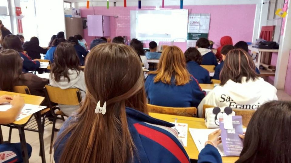 Alumnos de escuela secundaria recibiendo pláticas de las LUNAS.