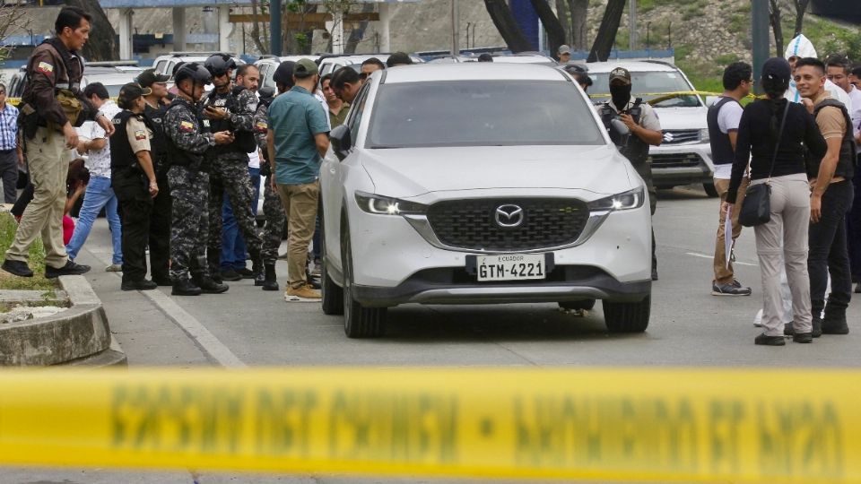 Fueron cerca de una veintena de disparos los que impactaron, según testigos, en el automóvil en el que circulaba Suárez.