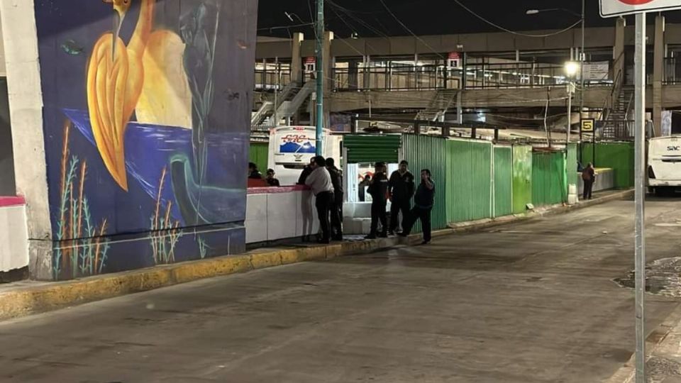 El hombre fue encontrado en las escaleras de salida al CETRAM de Pantitlán.