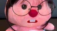 ¿Cuál es el origen del peluche rosa con lentes que se viralizó en redes sociales?