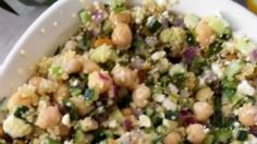 Ensalada de garbanzos con queso feta: una receta llena de sabor y nutrientes