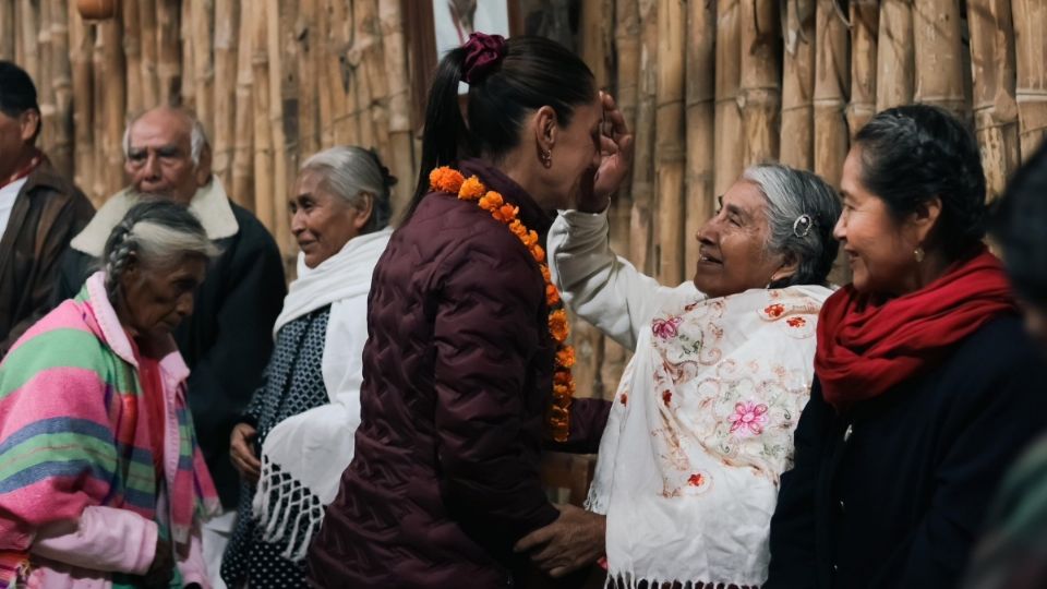 Claudia Sheinbaum recibiendo bendición de abuelos totonacos.