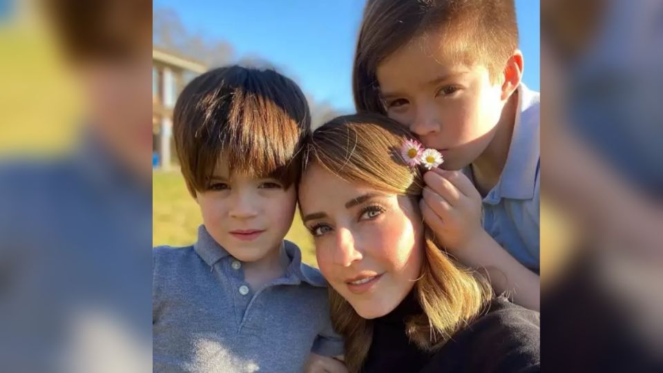 La conductora junto a sus dos pequeños.