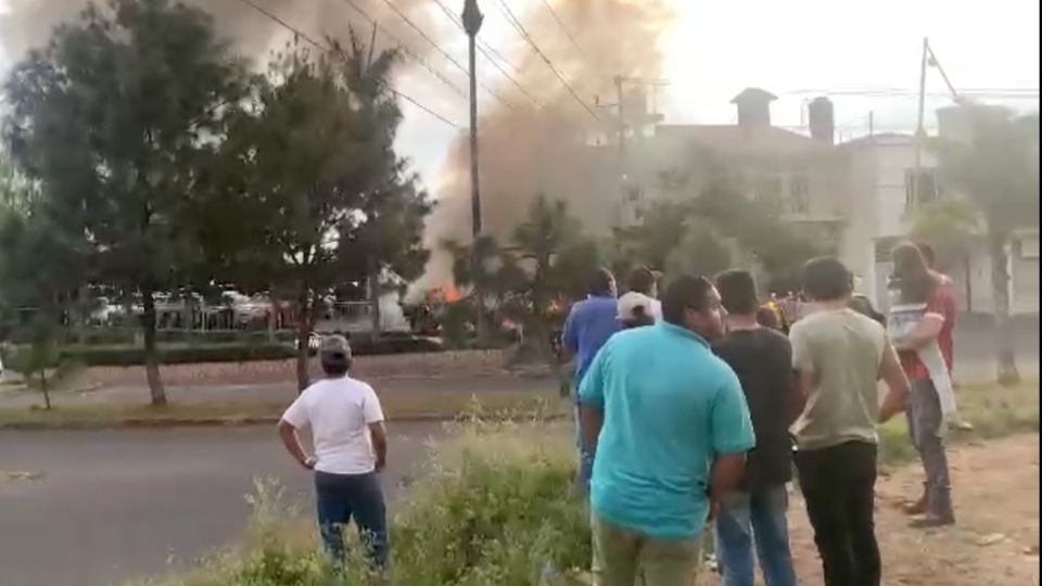 El grupo armado incendió cuatro camionetas, un Jeep y un auto compacto, además de atacar a tiros a tres empleados del lugar