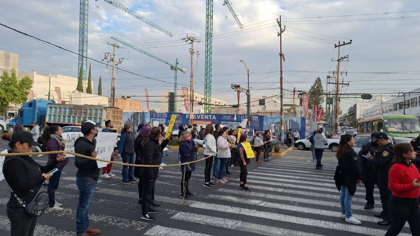 Por falta de agua, vecinos de la San Simón protestan en Eje 2 Norte