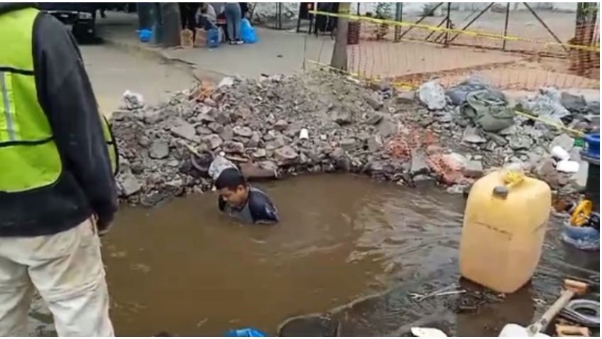 Fuerte fuga de agua alerta a vecinos en la colonia Roma Norte