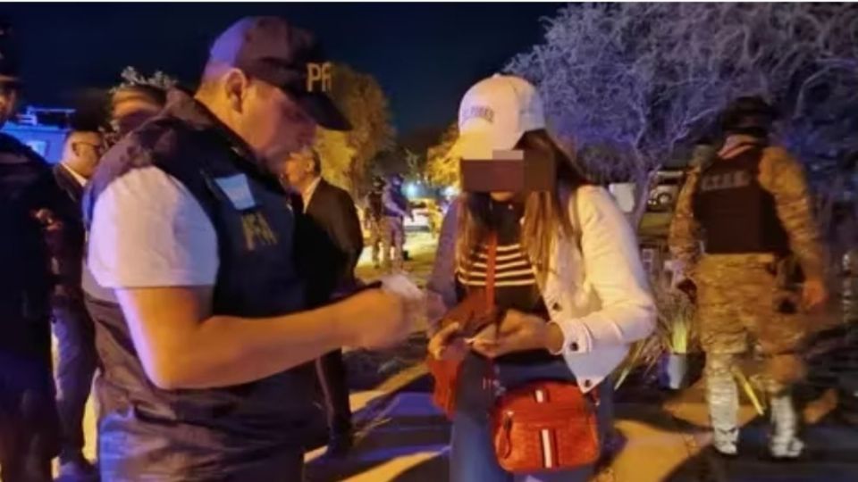 Entre los detenidos se encuentra su esposa, hijos y empleada doméstica.