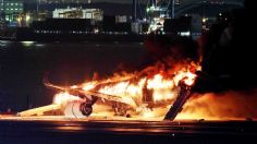 IMÁGENES FUERTES: Avión de pasajeros choca y se incendia en aeropuerto de Japón