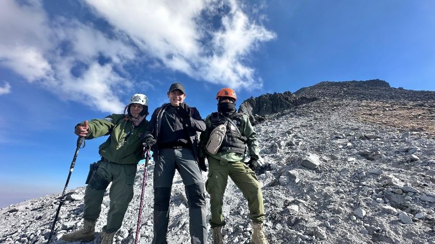 Alejandro Armenta escala volcán La Malintzi y llama a poblanos a "llegar juntos a la cima"