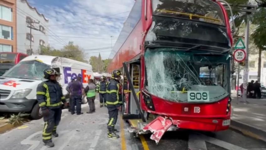 Choca el Metrobús en la estación Nuevo León, un auto lo impactó de frente