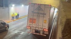 Tráiler se atora en desnivel de Viaducto a la altura de Medellín, CDMX