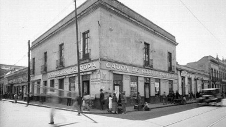 Cajon de ropa y zapateria, en la esquina de la 2° calle de 2 de Abril y 2° calle de Mina