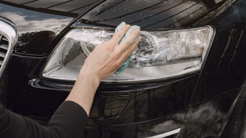 Agua oxigenada para limpiar los faros de tu auto, así puedes evitar que se pongan opacos y amarillentos