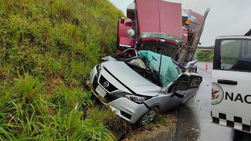 Familia regresaba a casa cuando los chocó un tráiler y murieron los 4 pasajeros en Veracruz